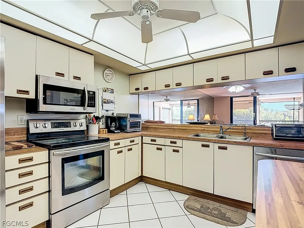 2067 W Lakeview Boulevard North Fort Myers FL 33903