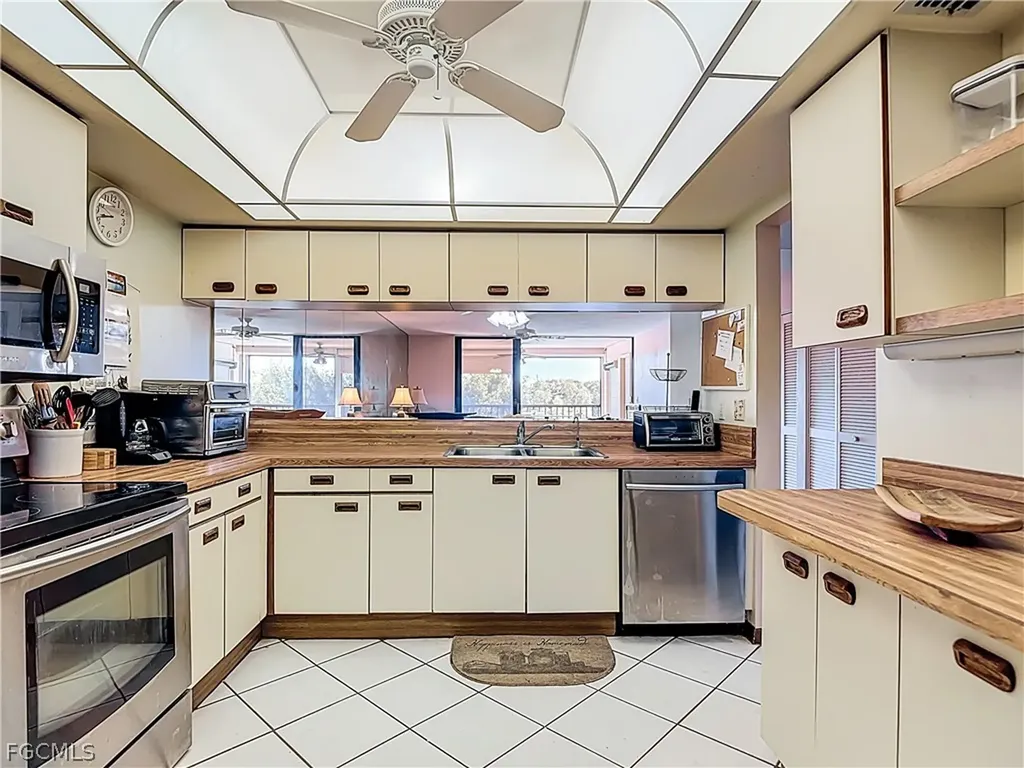 2067 W Lakeview Boulevard North Fort Myers FL 33903