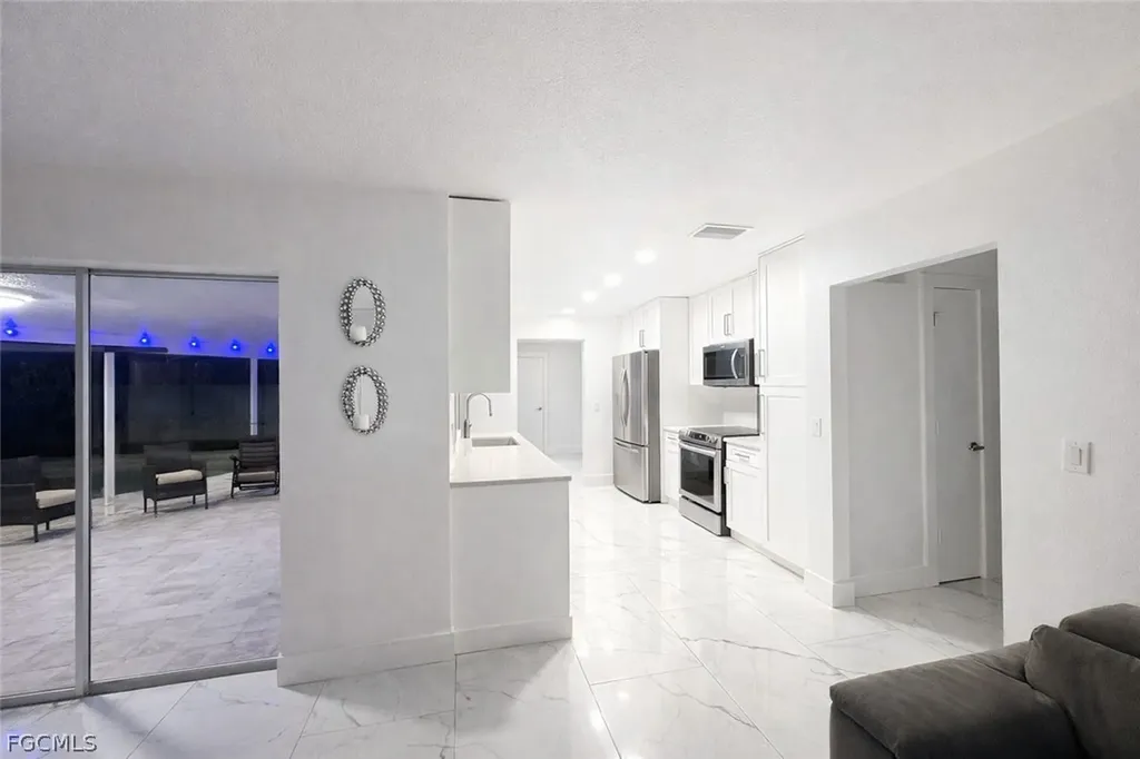2208 SE 10th Street Cape Coral FL 33990