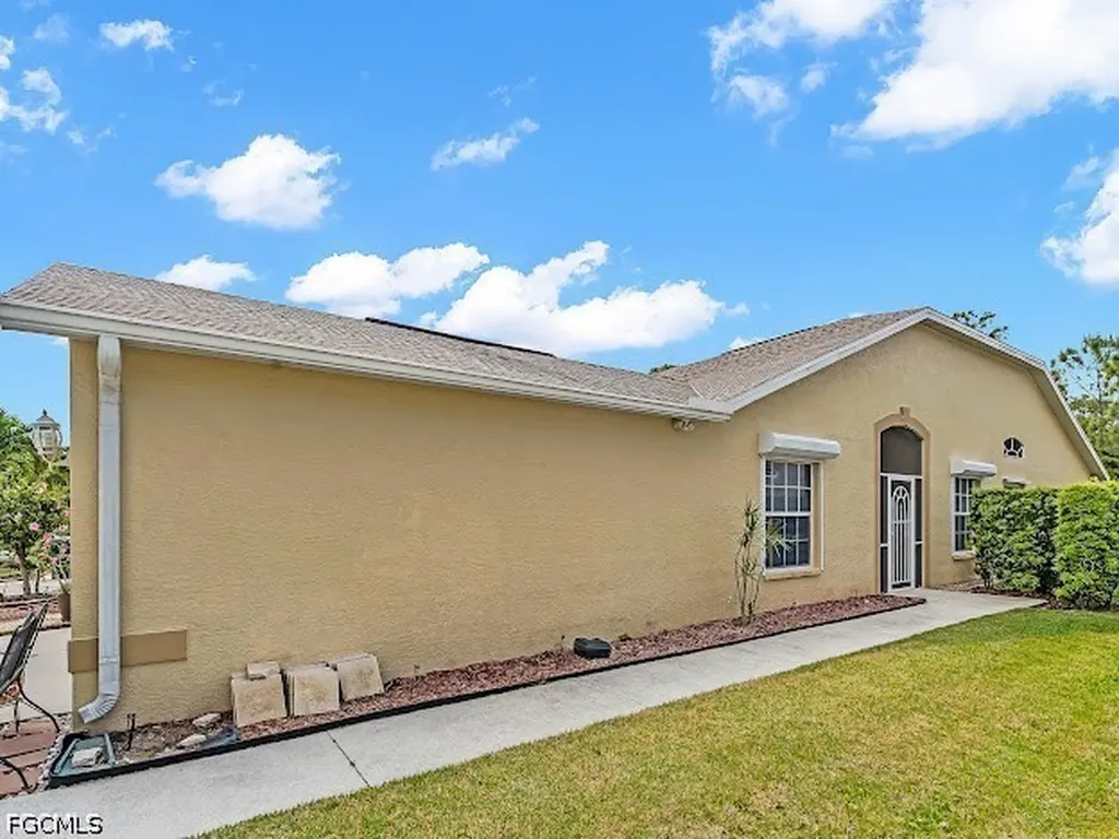 5313 Whitten Drive Naples FL 34104