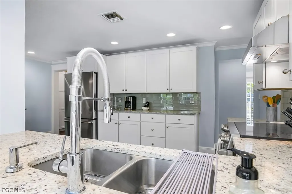 549 7th Avenue N Naples FL 34102