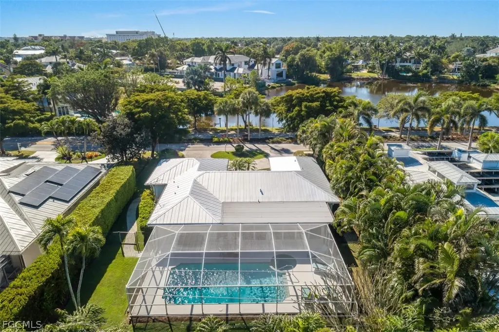 549 7th Avenue N Naples FL 34102
