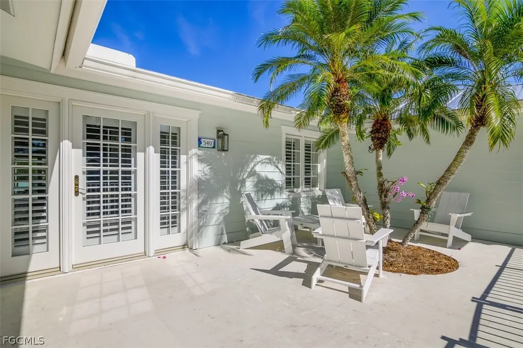 549 7th Avenue N Naples FL 34102