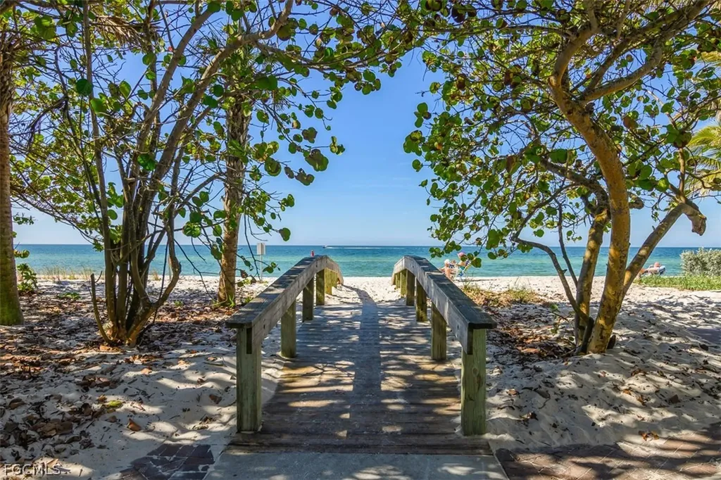 549 7th Avenue N Naples FL 34102