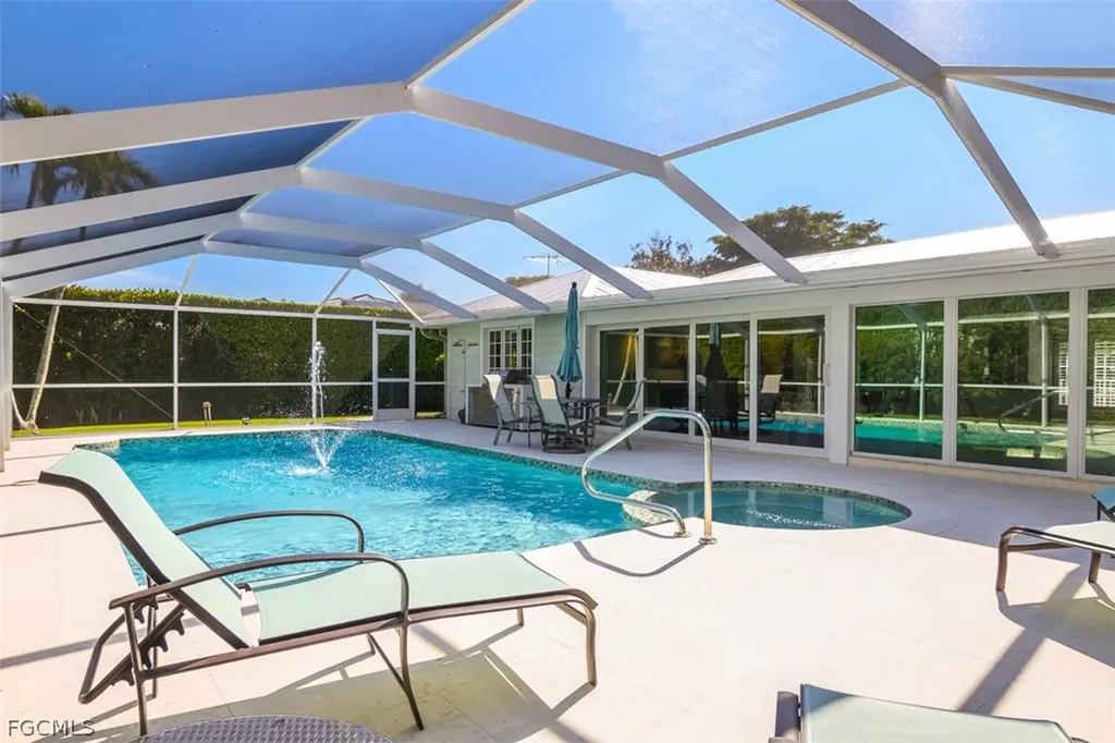 549 7th Avenue N Naples FL 34102