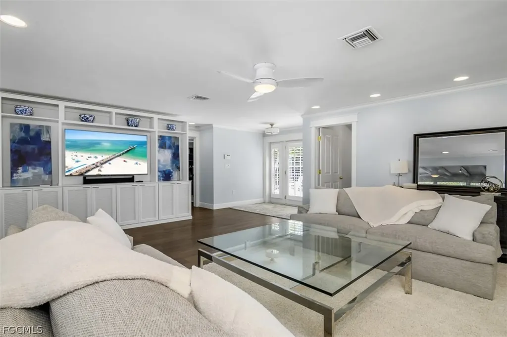 549 7th Avenue N Naples FL 34102
