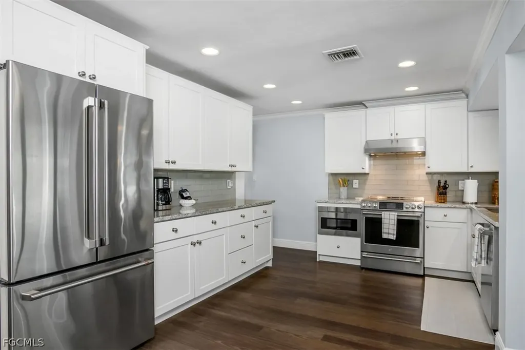 549 7th Avenue N Naples FL 34102