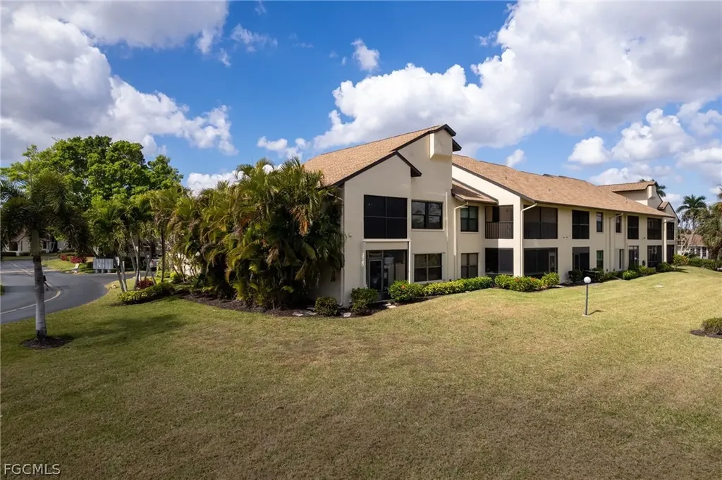 8366 Charter Club Circle Fort Myers FL 33919