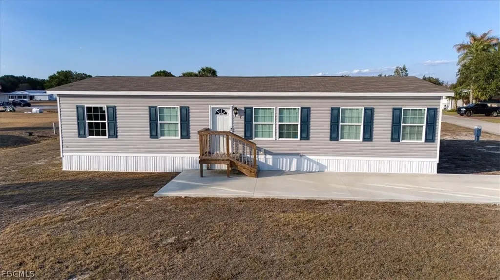 864 Yacht Club Way NW Moore Haven FL 33471