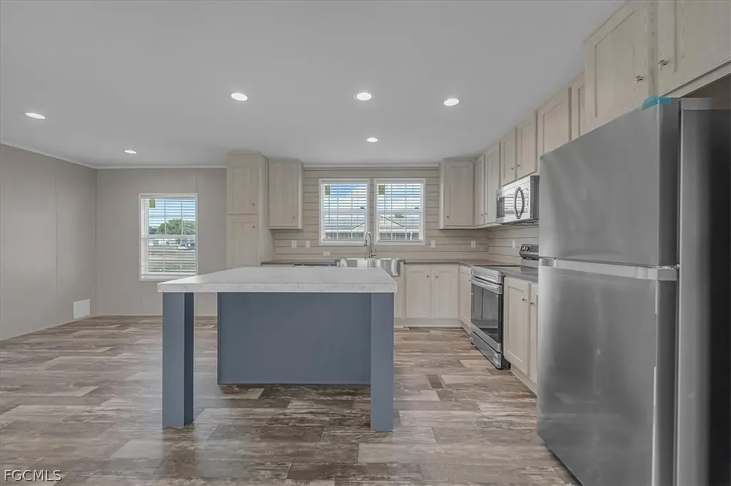 864 Yacht Club Way NW Moore Haven FL 33471