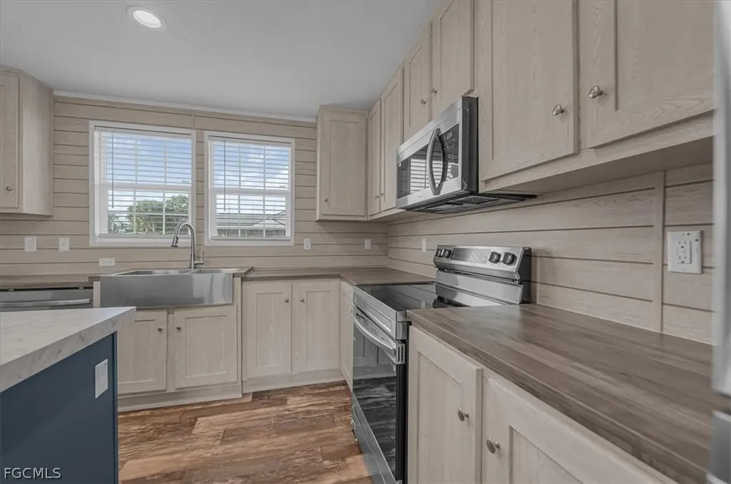 864 Yacht Club Way NW Moore Haven FL 33471