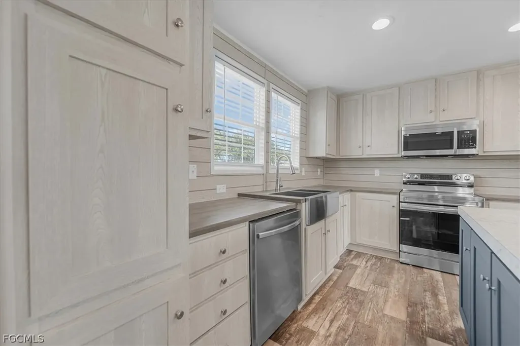 864 Yacht Club Way NW Moore Haven FL 33471