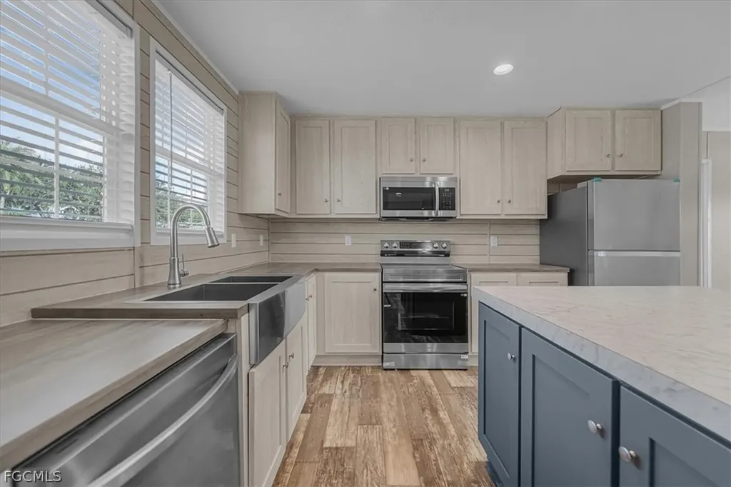 864 Yacht Club Way NW Moore Haven FL 33471