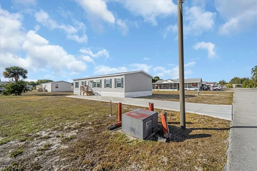 864 Yacht Club Way NW Moore Haven FL 33471