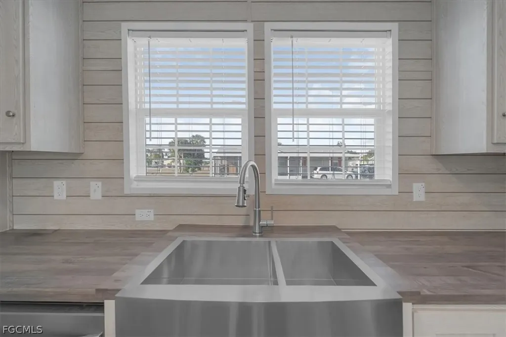 864 Yacht Club Way NW Moore Haven FL 33471