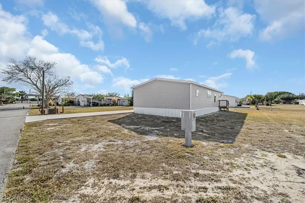 864 Yacht Club Way NW Moore Haven FL 33471