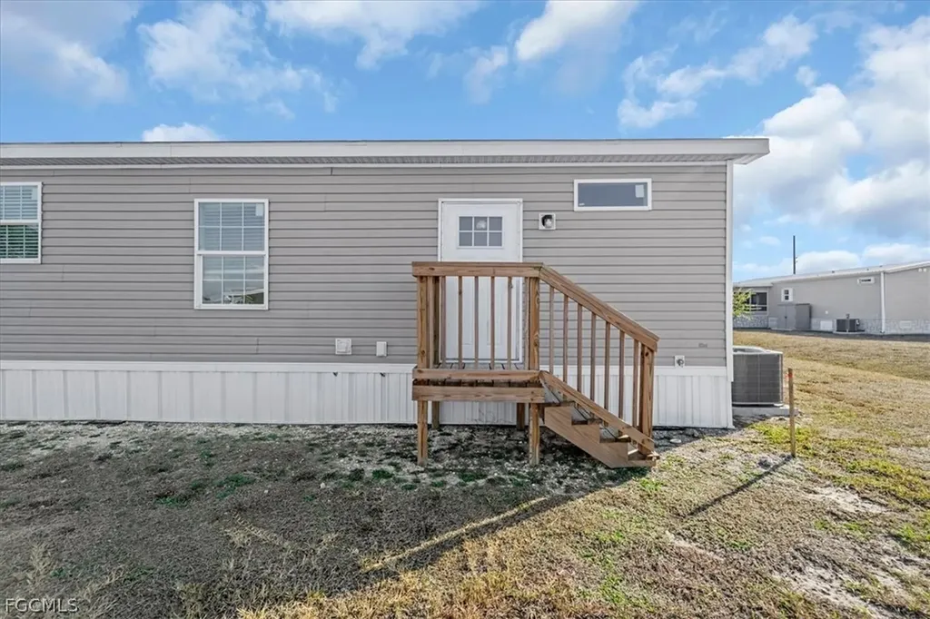 864 Yacht Club Way NW Moore Haven FL 33471