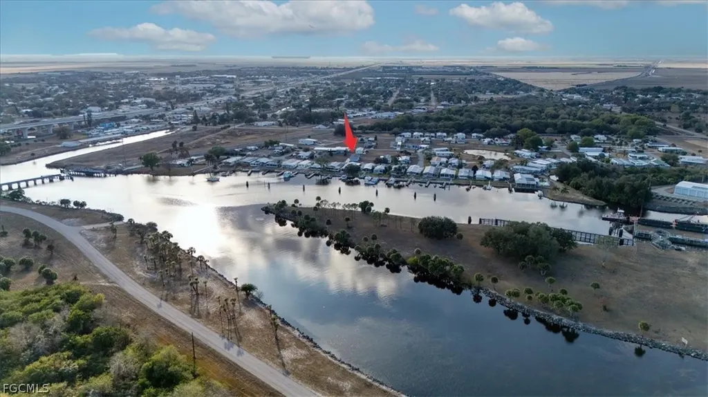 864 Yacht Club Way NW Moore Haven FL 33471