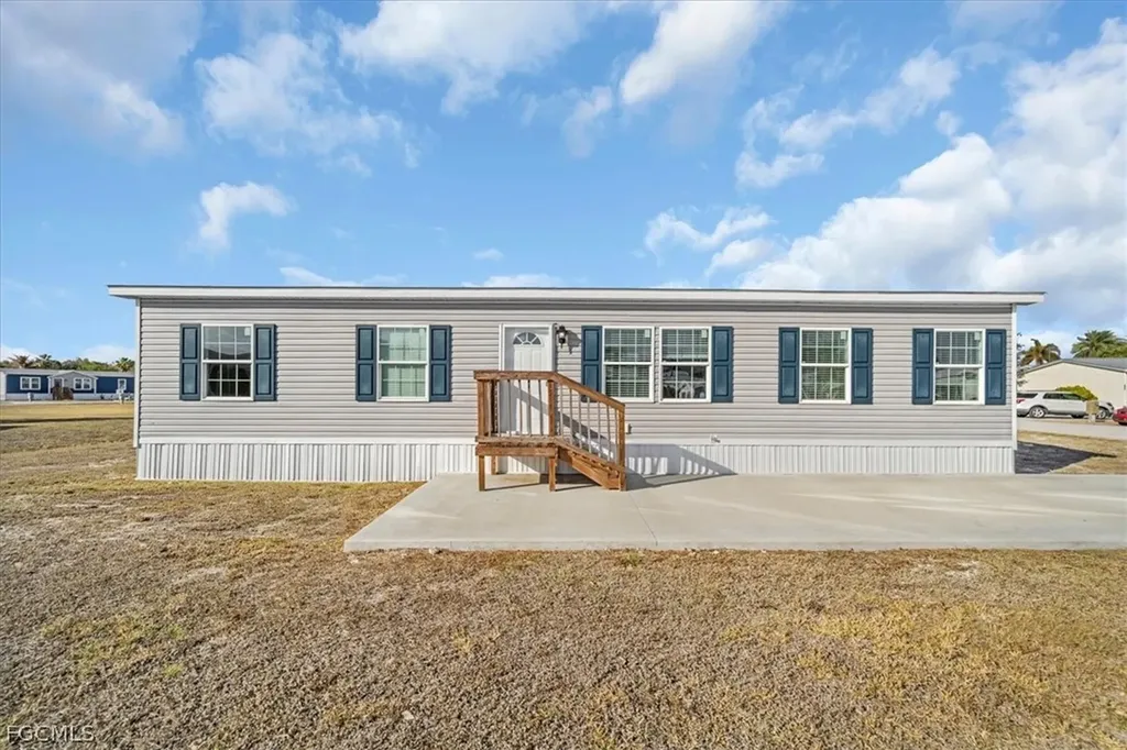 864 Yacht Club Way NW Moore Haven FL 33471