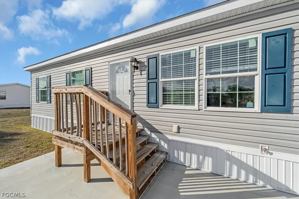 864 Yacht Club Way NW Moore Haven FL 33471