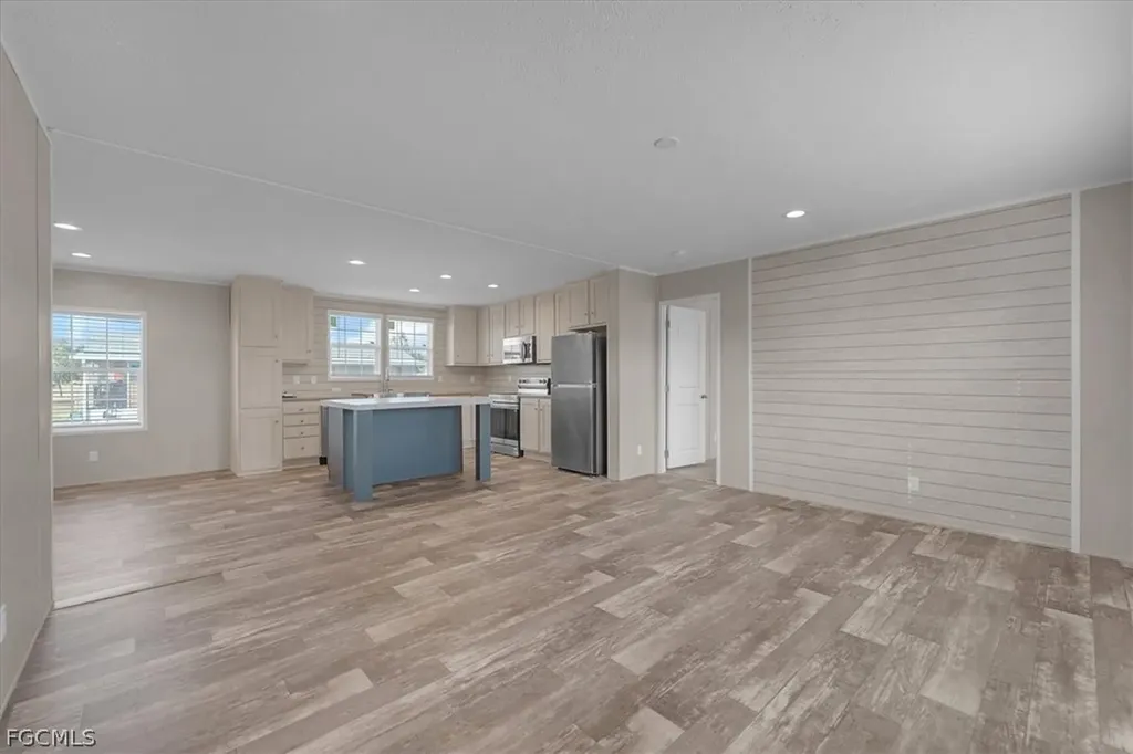 864 Yacht Club Way NW Moore Haven FL 33471