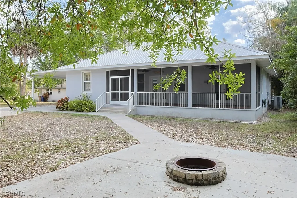 21531 Pearl Street Alva FL 33920