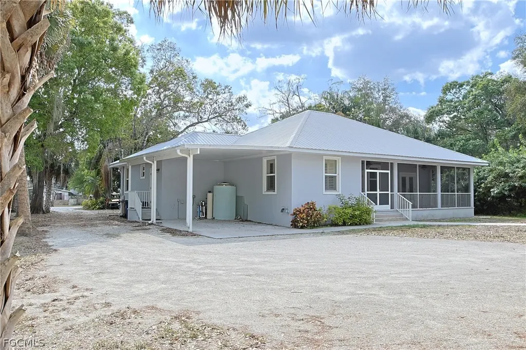 21531 Pearl Street Alva FL 33920