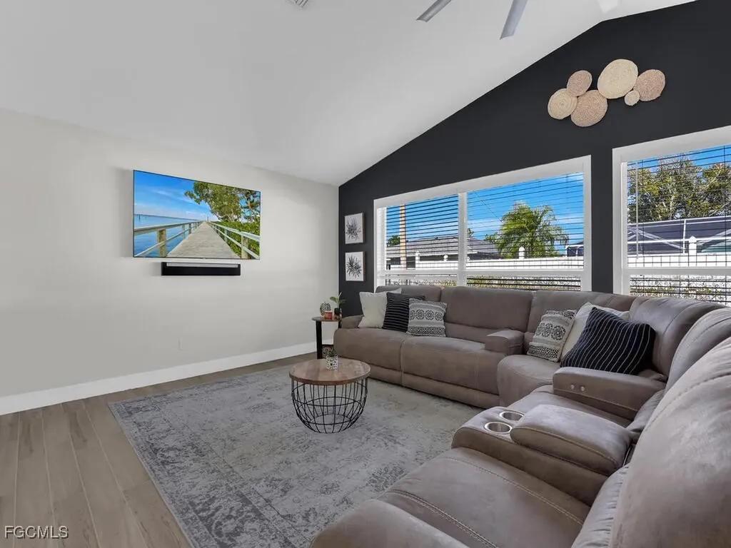 613 SE 19th Lane Cape Coral FL 33990