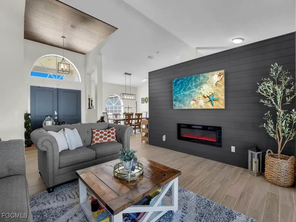 613 SE 19th Lane Cape Coral FL 33990