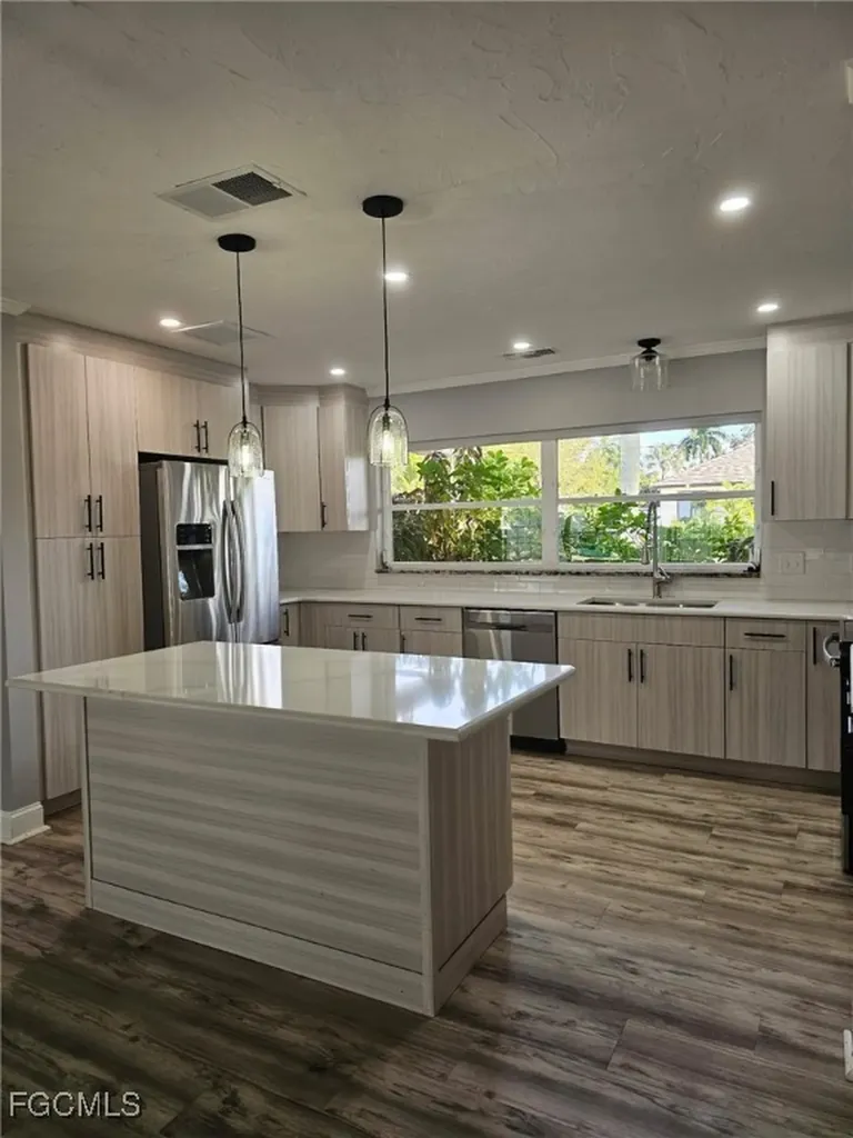 3933 E River Drive Fort Myers FL 33916