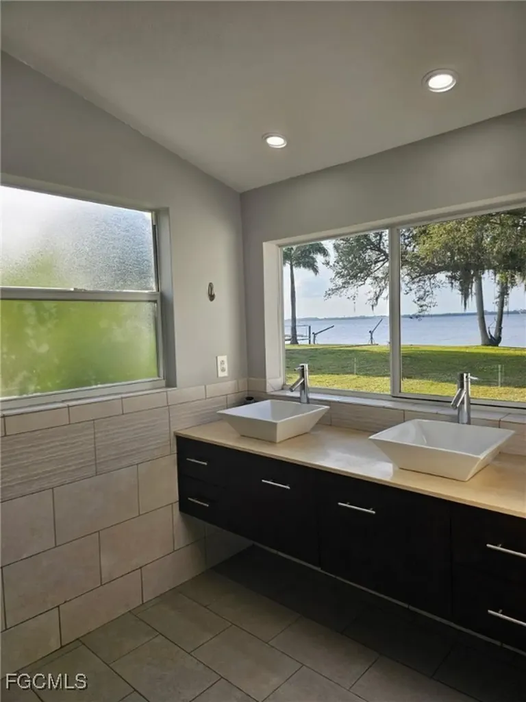 3933 E River Drive Fort Myers FL 33916