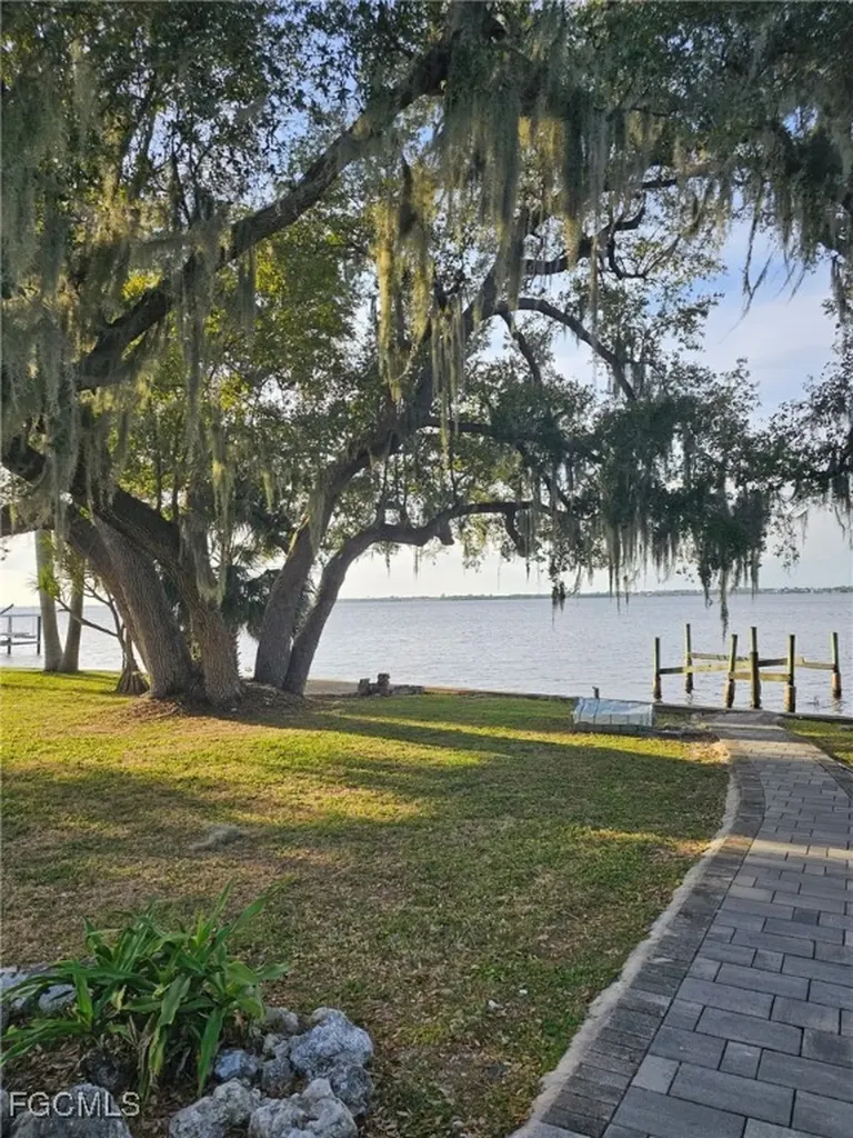 3933 E River Drive Fort Myers FL 33916