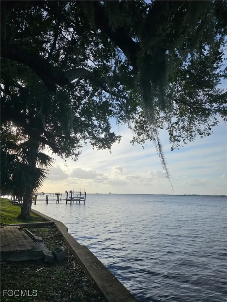 3933 E River Drive Fort Myers FL 33916