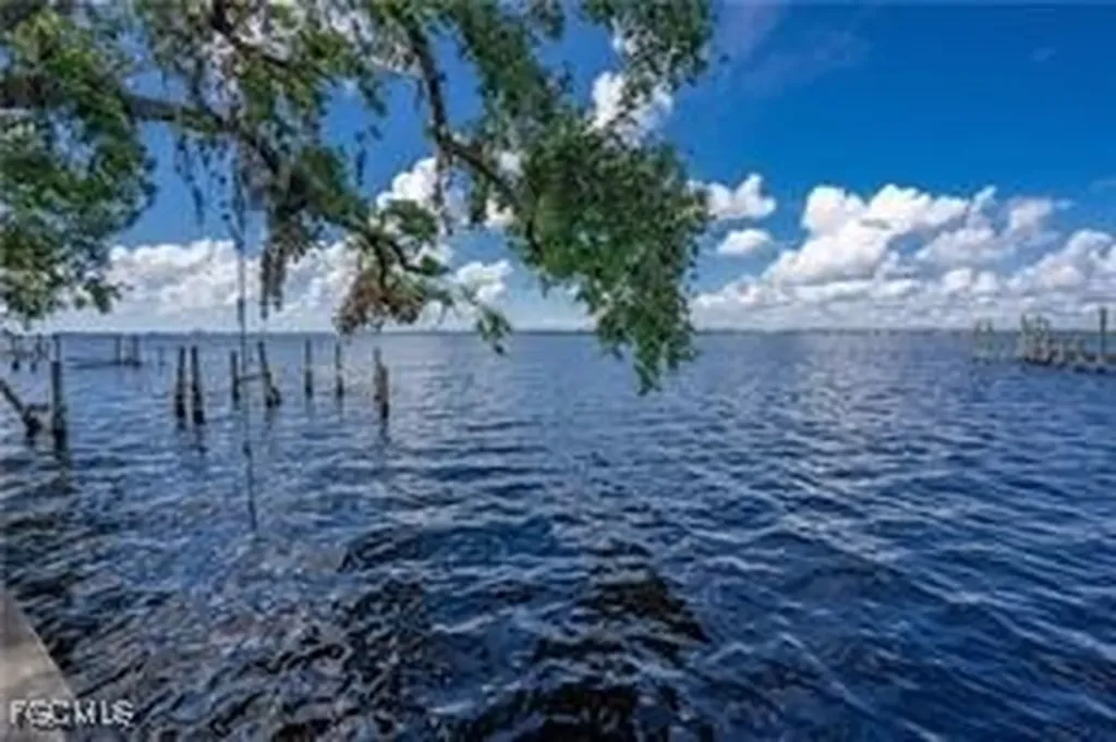 3933 E River Drive Fort Myers FL 33916