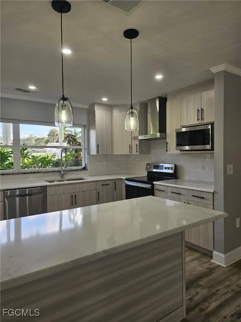 3933 E River Drive Fort Myers FL 33916