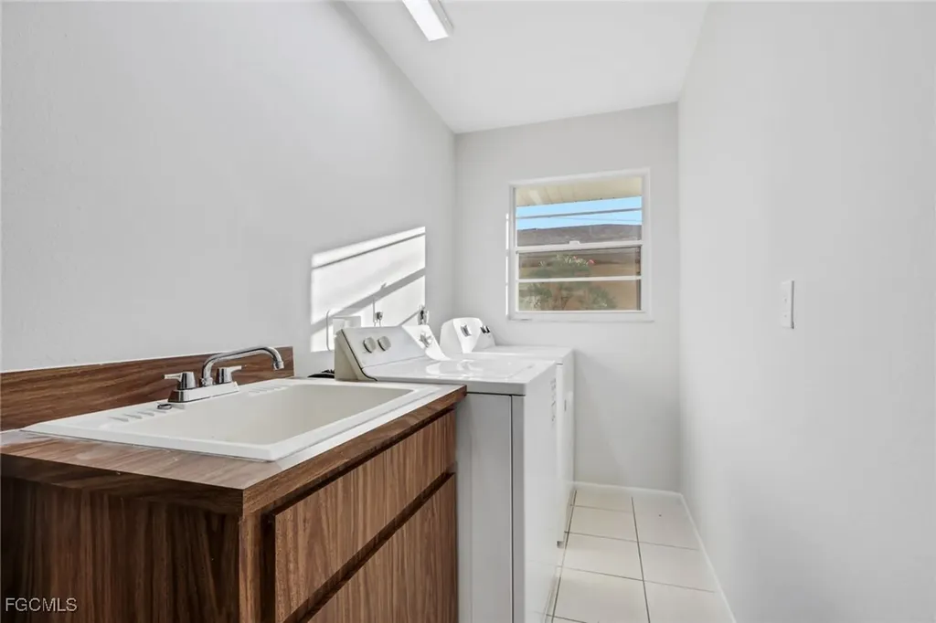 1719 SE 8th Street Cape Coral FL 33990