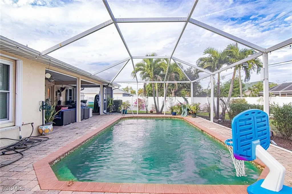 723 SE 9th Avenue Cape Coral FL 33990