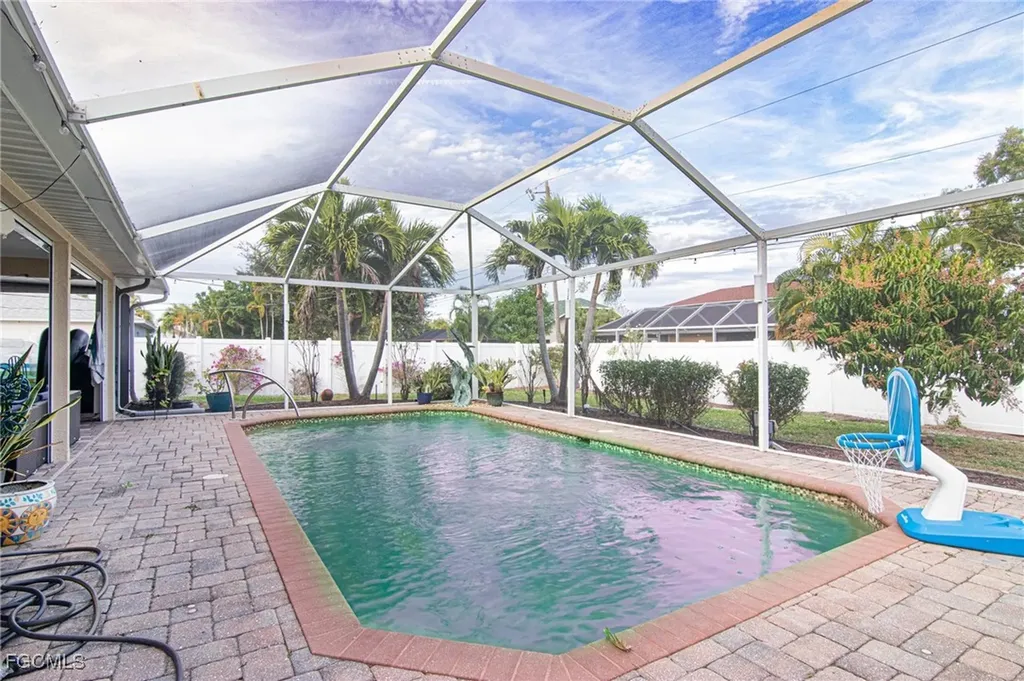 723 SE 9th Avenue Cape Coral FL 33990