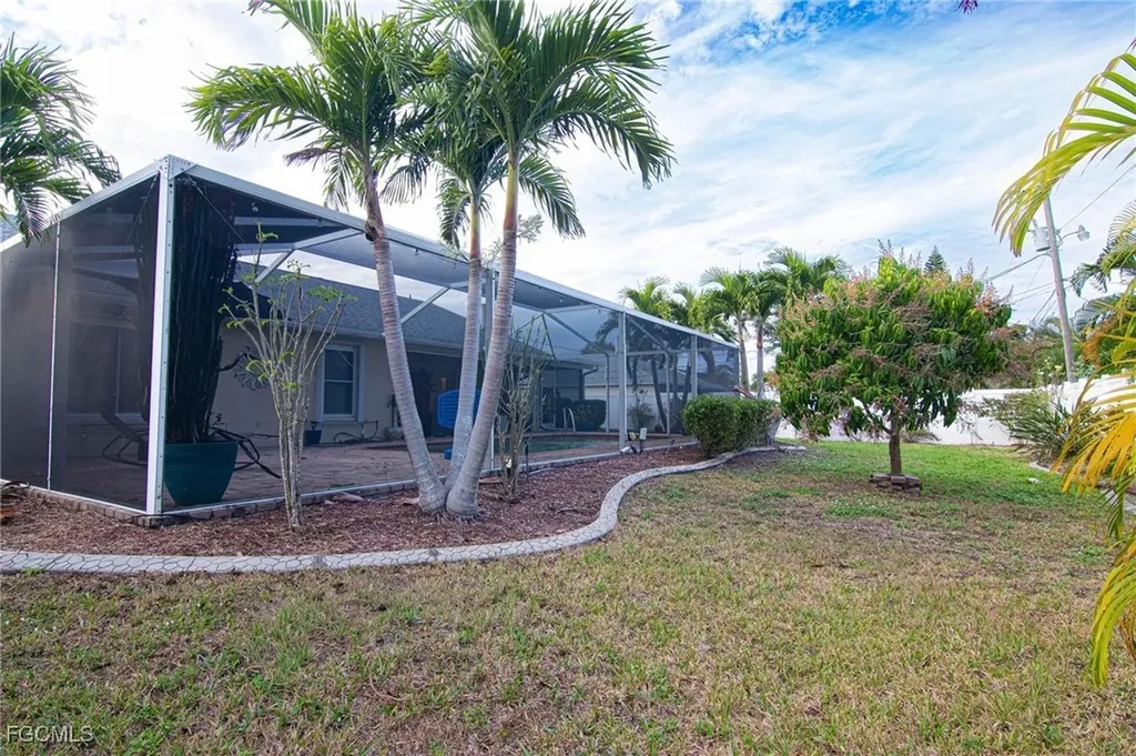 723 SE 9th Avenue Cape Coral FL 33990