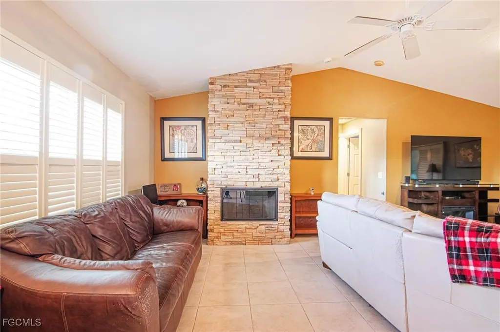 723 SE 9th Avenue Cape Coral FL 33990