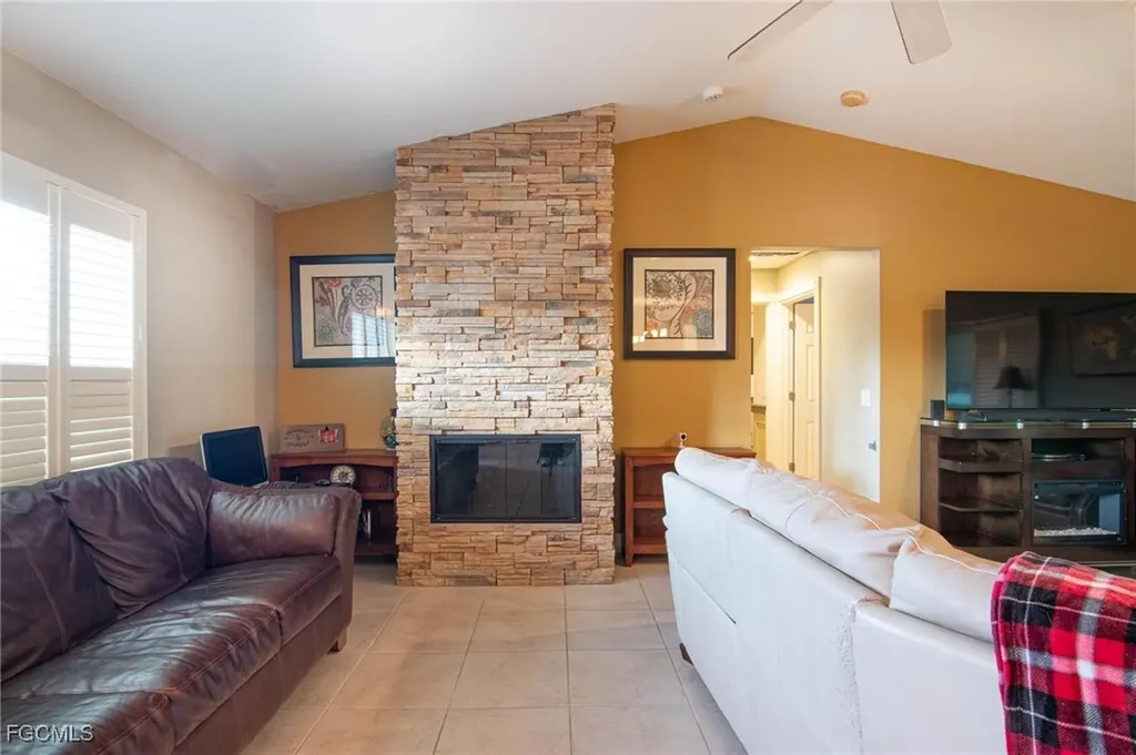 723 SE 9th Avenue Cape Coral FL 33990