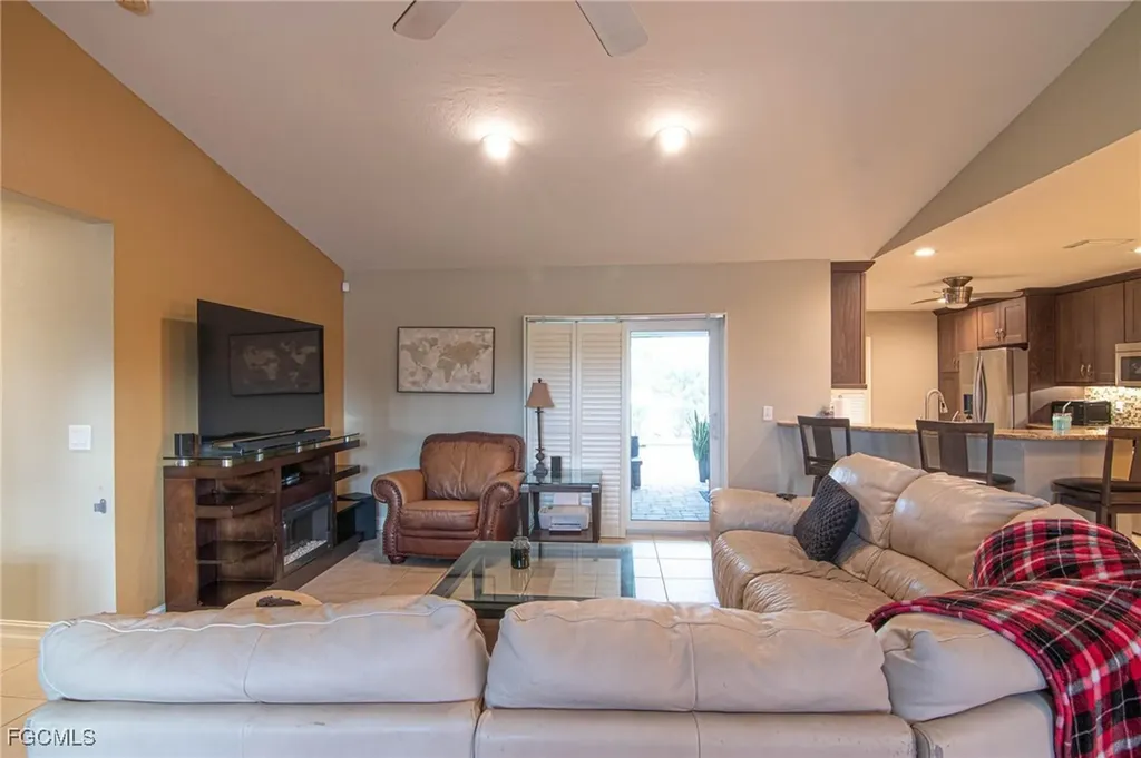 723 SE 9th Avenue Cape Coral FL 33990