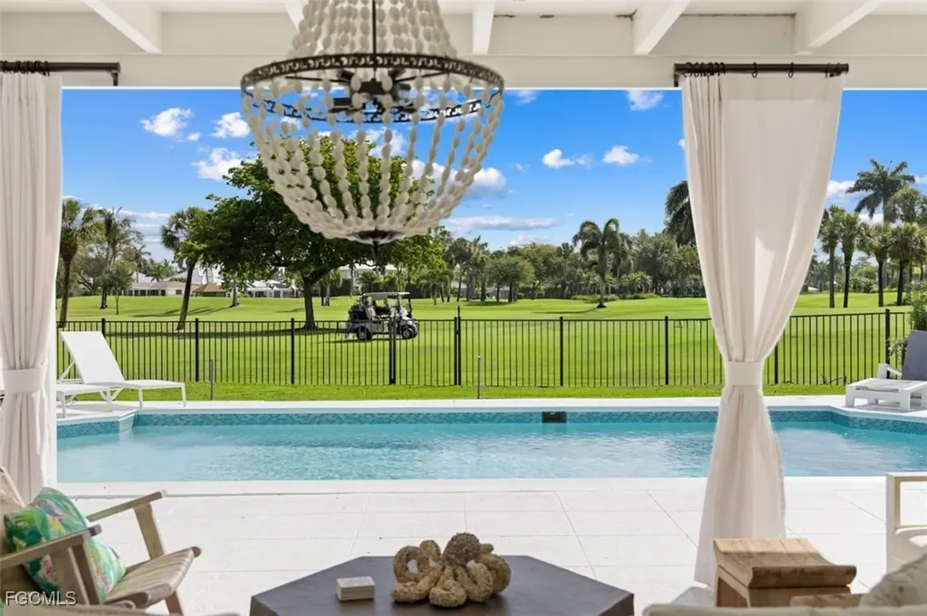 2728 Crayton Road Naples FL 34103