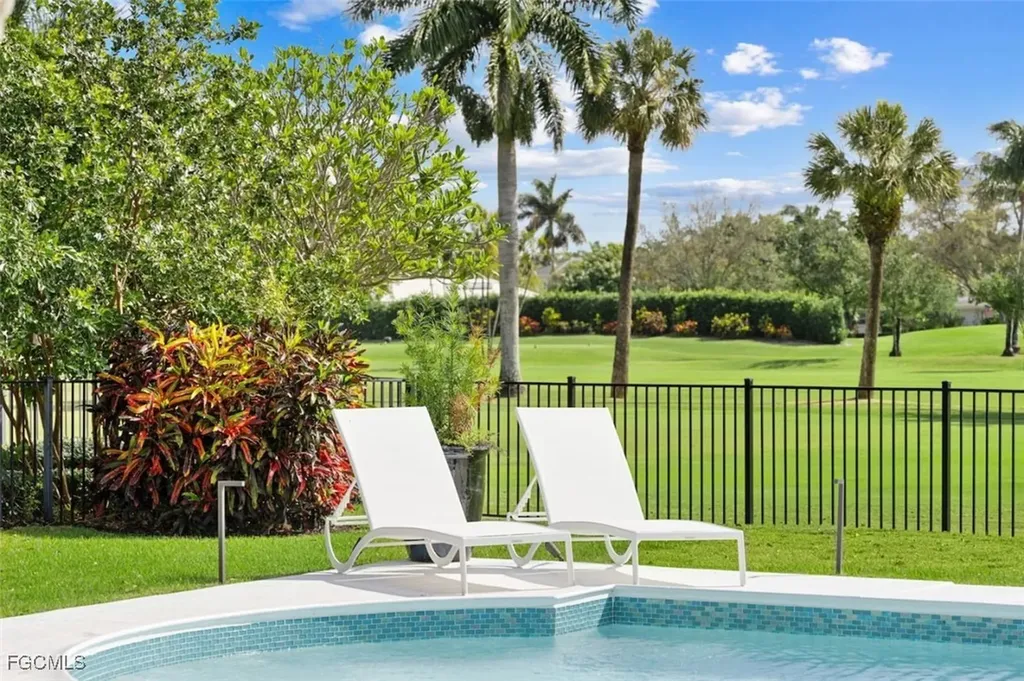 2728 Crayton Road Naples FL 34103