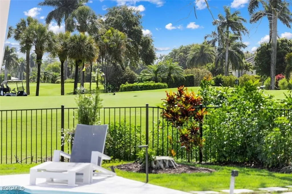 2728 Crayton Road Naples FL 34103