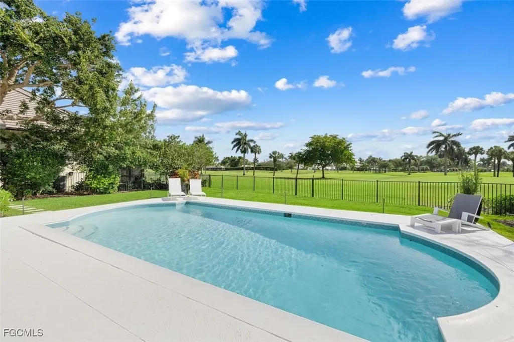 2728 Crayton Road Naples FL 34103