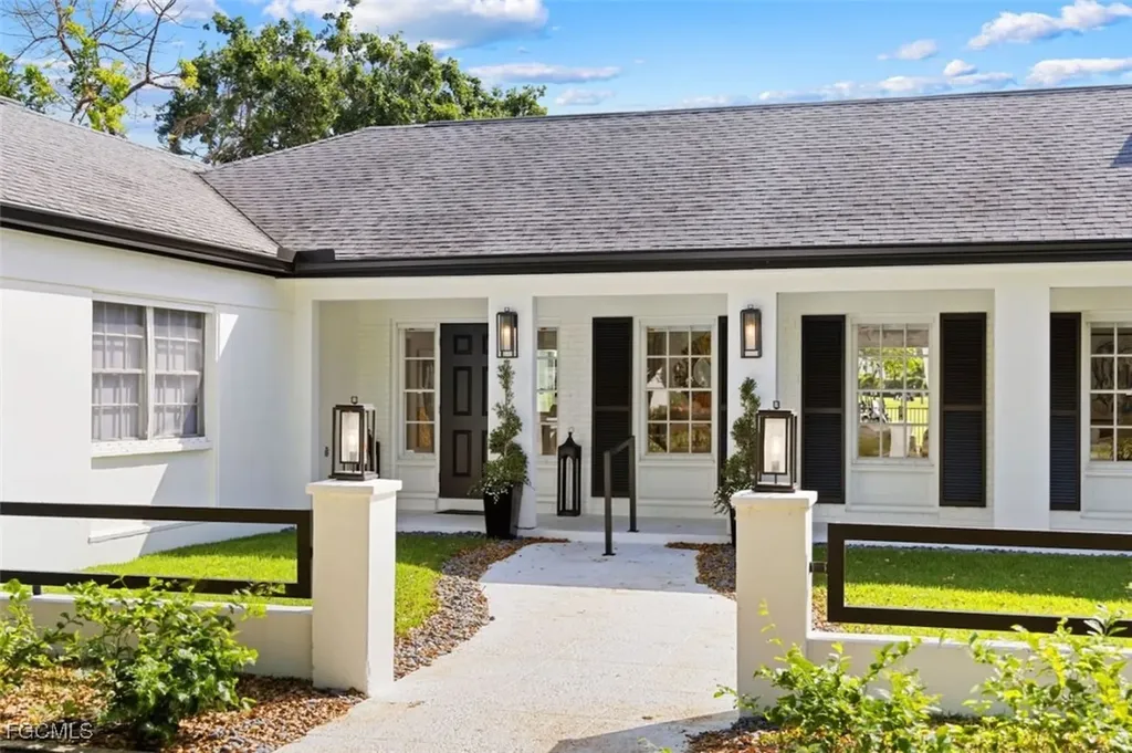 2728 Crayton Road Naples FL 34103