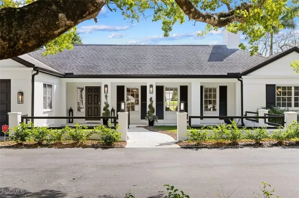 2728 Crayton Road Naples FL 34103