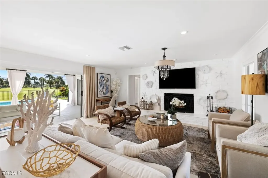 2728 Crayton Road Naples FL 34103