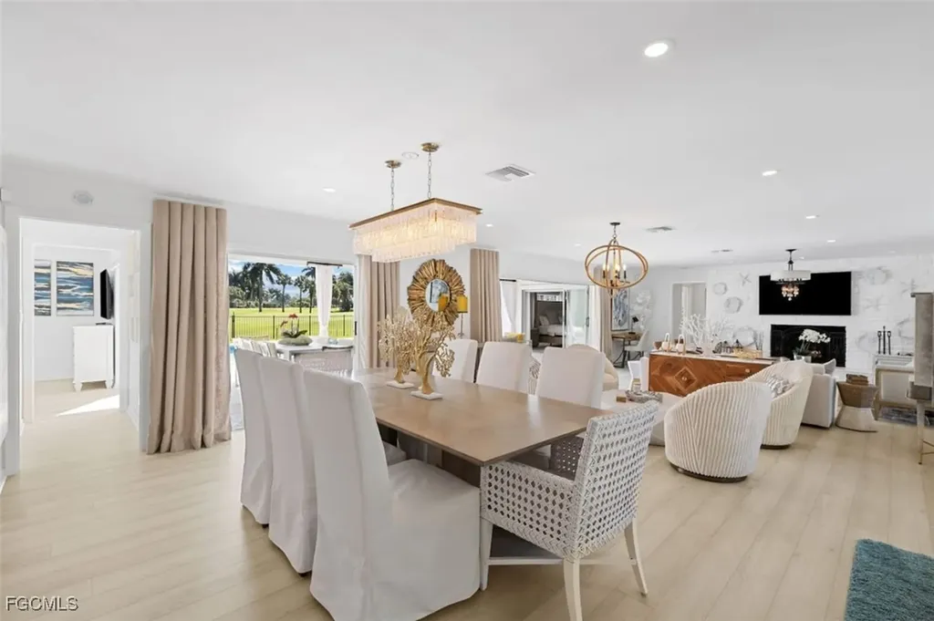 2728 Crayton Road Naples FL 34103